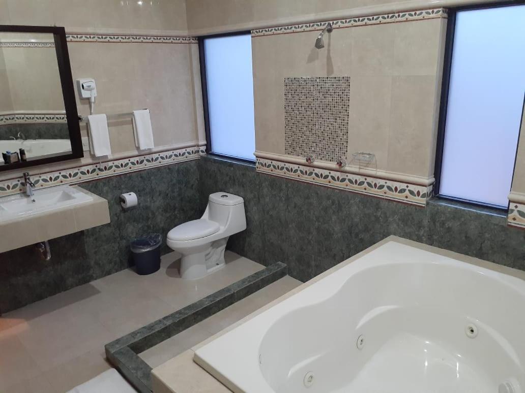 Hotel Candelero Yuriria Экстерьер фото